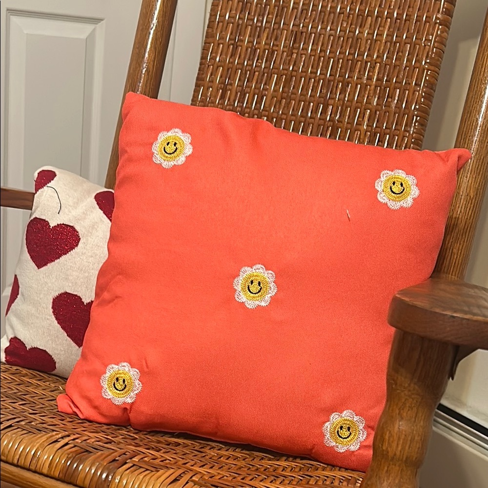 🆕🌼Smiley Flower Embroidered Throw Pillow
